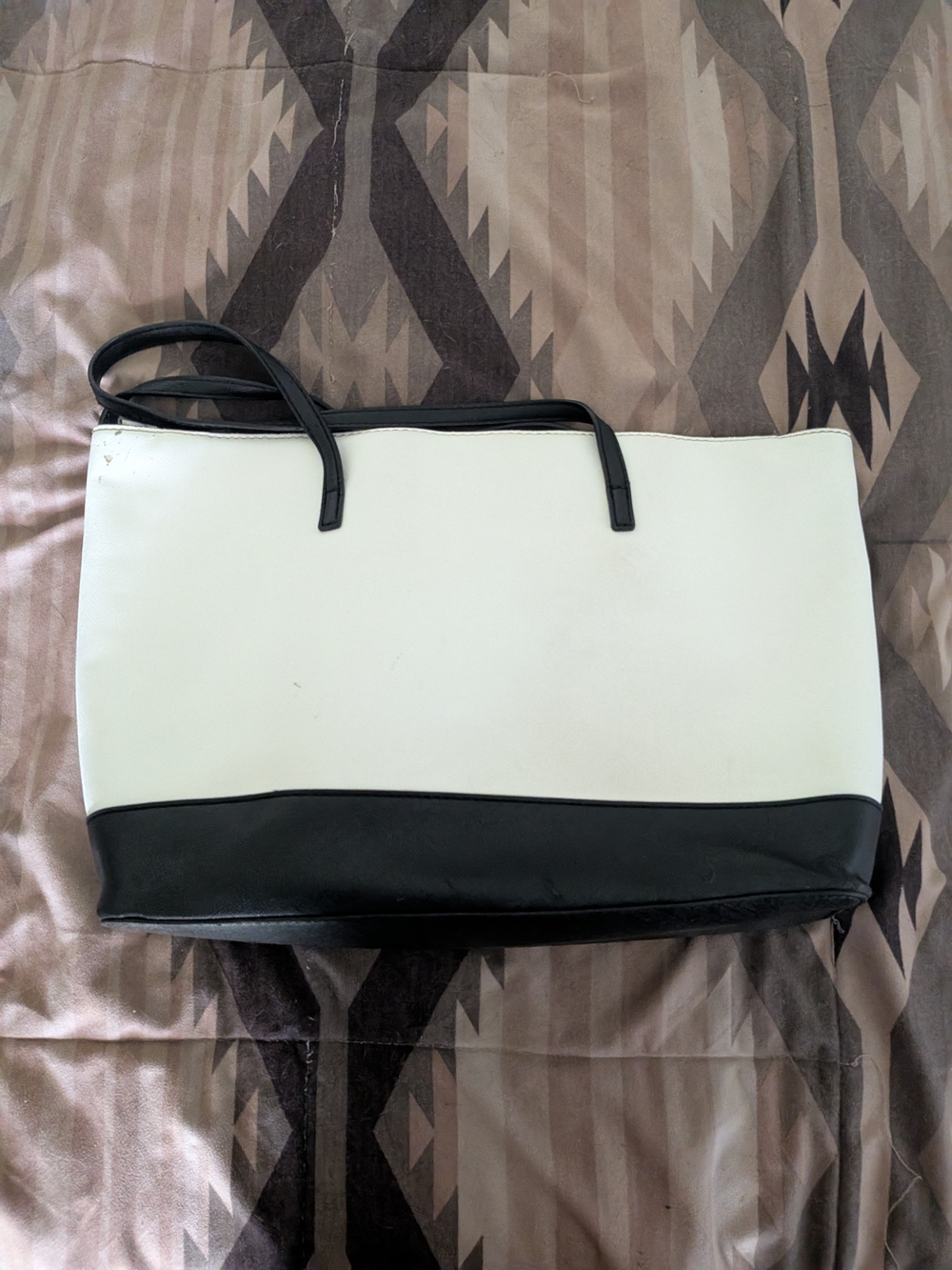 GUESS Black & White Floral Shoulder Bag - Picture 2 of 9
